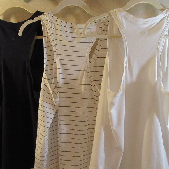 Lot of 3 LULULEMON Love Tanks - Picture 3 of 4
